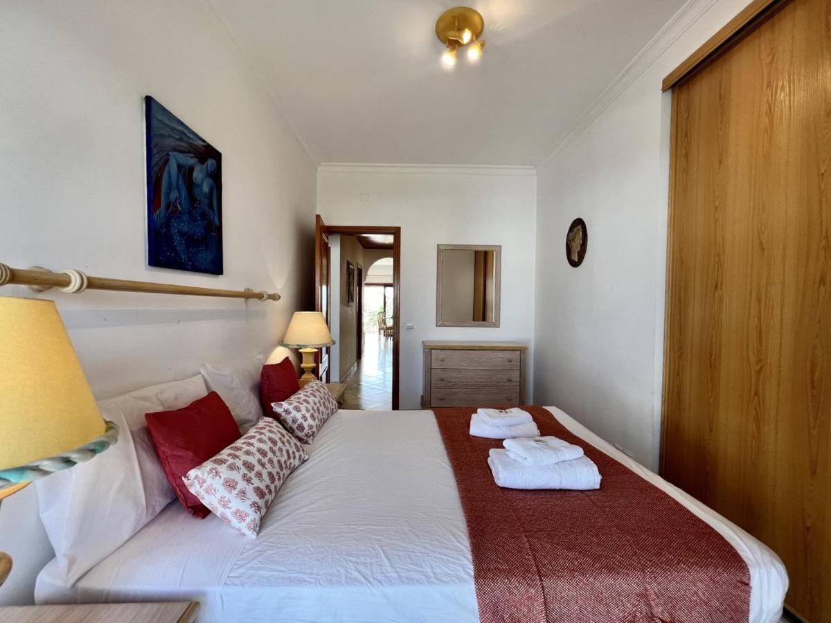 Apartamento Quarteira Elegant With Pool By Homing Exterior foto